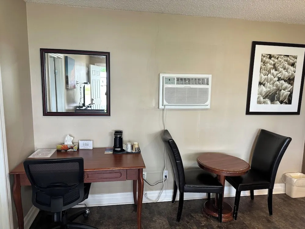 Champlain Motor Inn