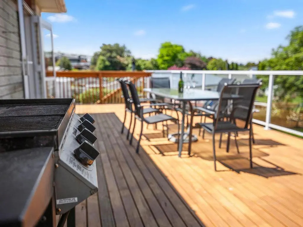 Central Riverside Retreat - Taupo Holiday Home