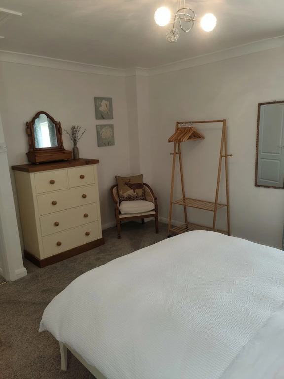 Split Level Bungalow - Sleeps4 - Close to Walks