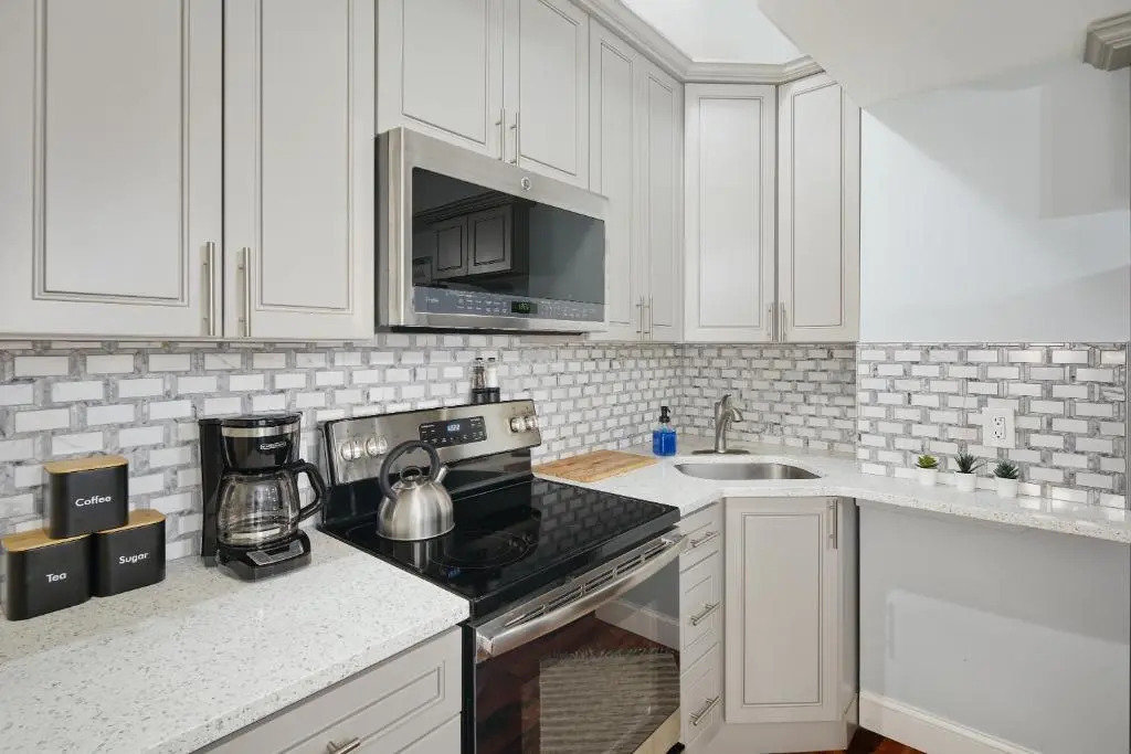 Modern 2br - Steps to Main St. & Parking Avail.