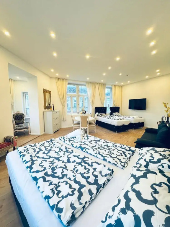 Comfortable Private Rooms in 3BR Apartment Near Kaufpark Alterlaa