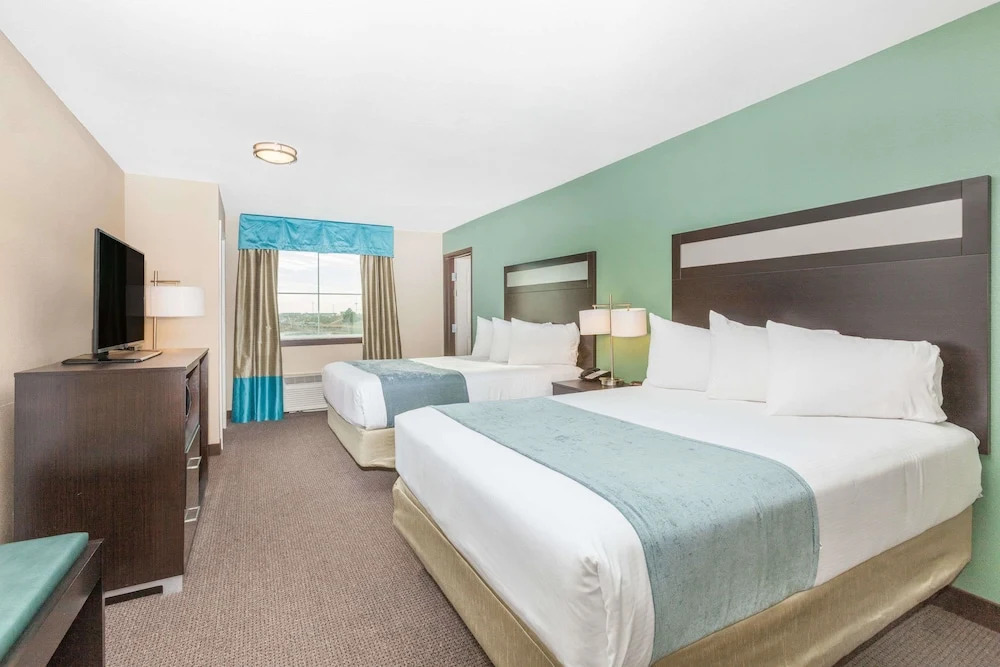 Baymont Inn & Suites Midland Center