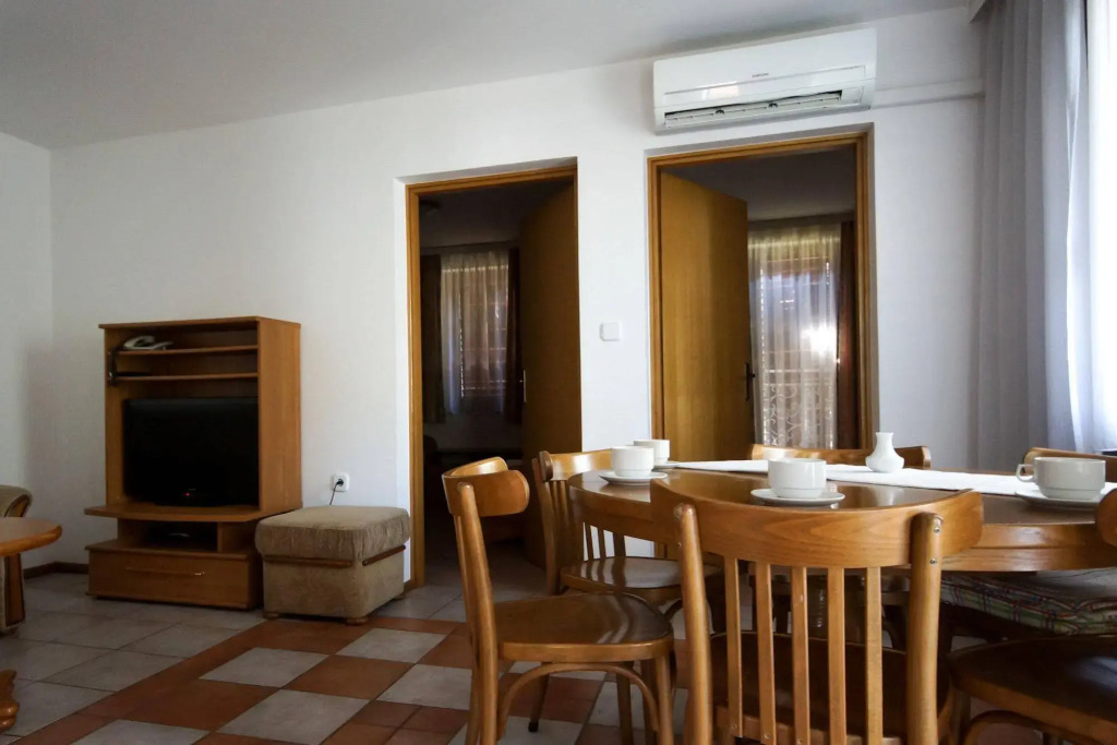 Apartments and Rooms Degra