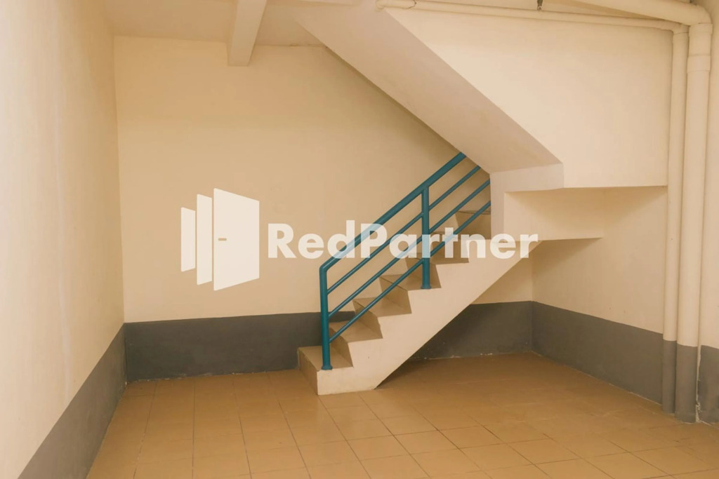 Pits Hotel RedPartner near Atom Mall