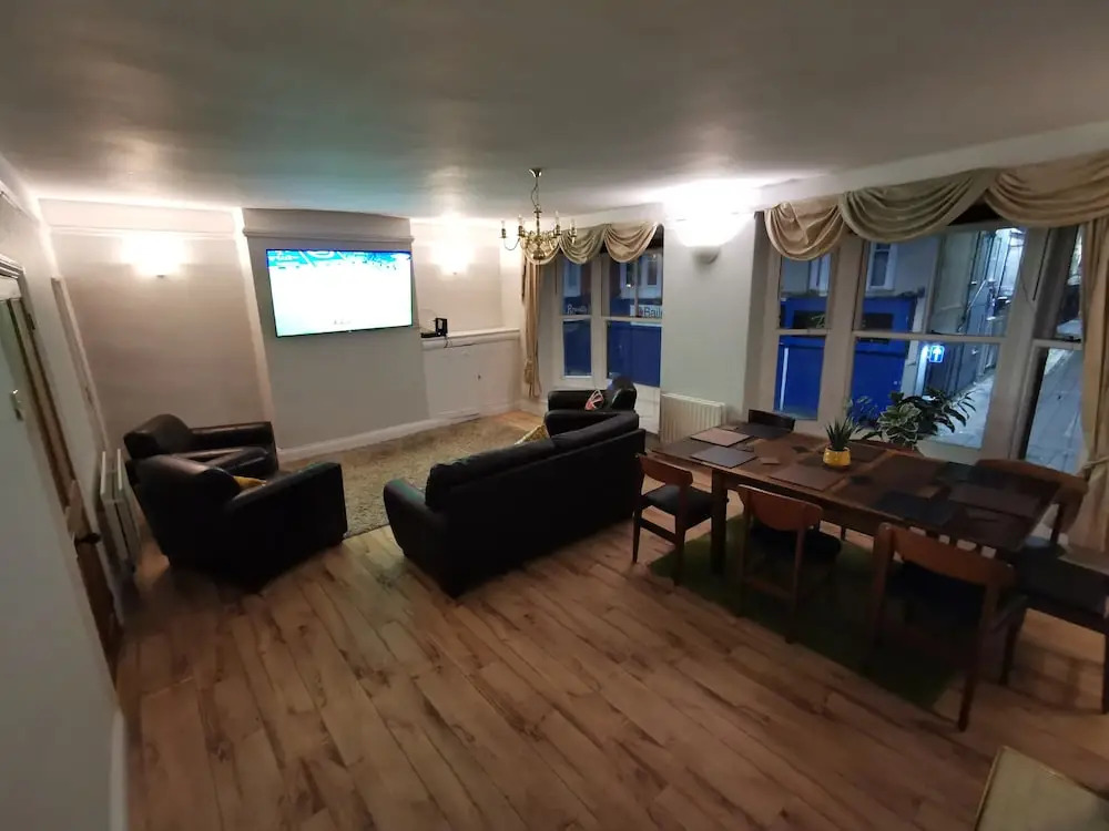 House - Sleeps up to 14 & Parking Available