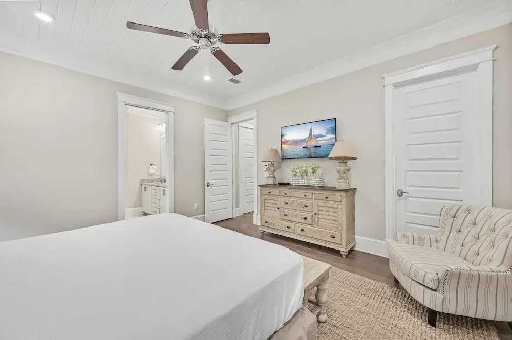 Barefoot Paradise by Avantstay Walk to Beach, Pool, Bikes