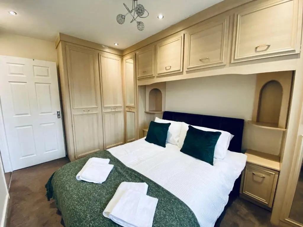 Comfortable Manchester House with Conservatory & Parking