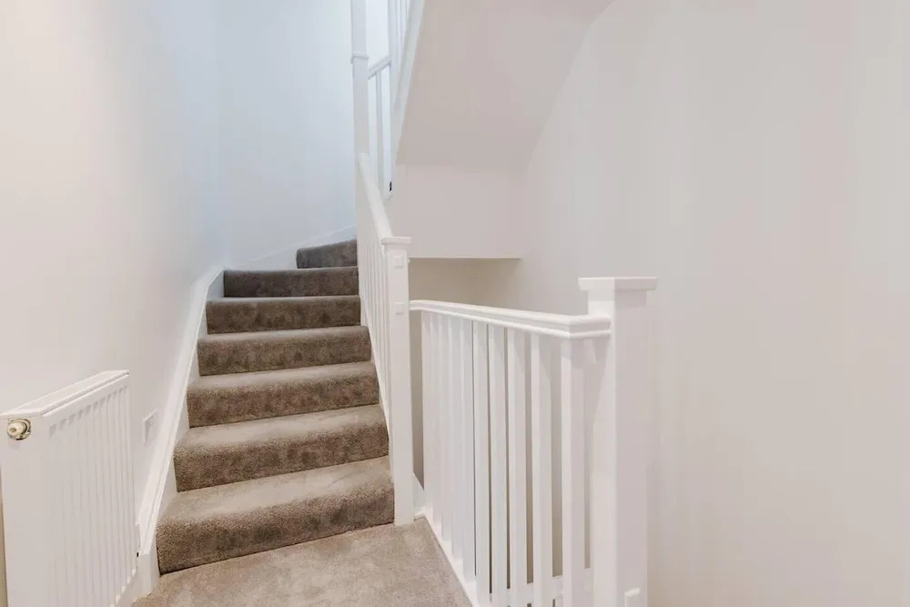 Watford - House - Sleeps 6 - Parking - Garden