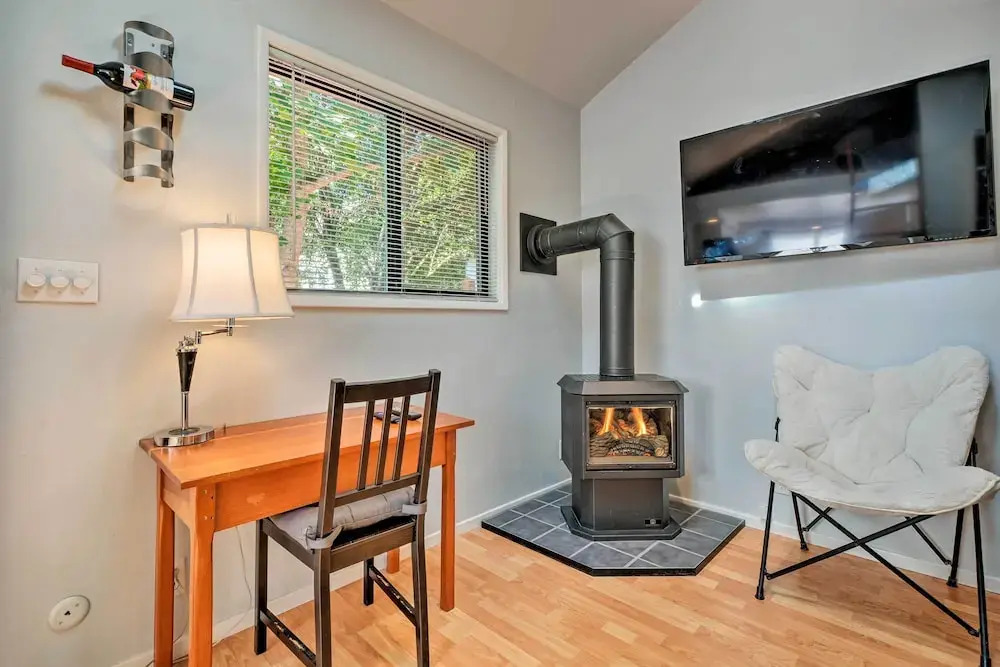 Warm & Inviting Ashland Cottage < Half-mile to SOU