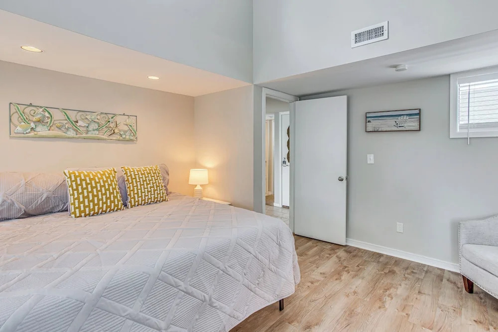 1 Block to Beach: Myrtle Beach Condo w/ Pool!