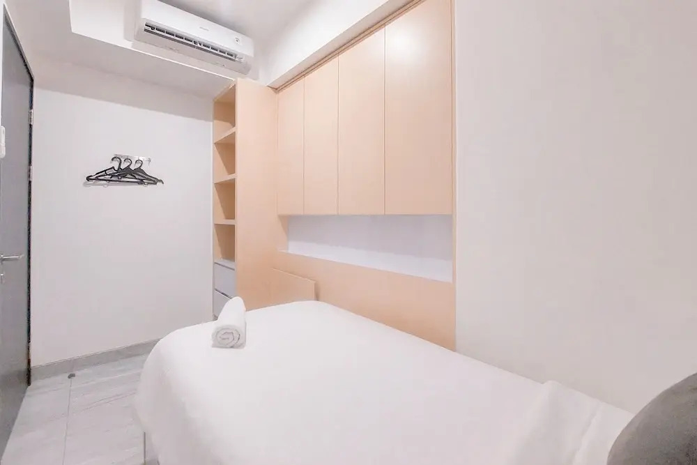 Homey And Good Place 2Br At Collins Boulevard Apartment