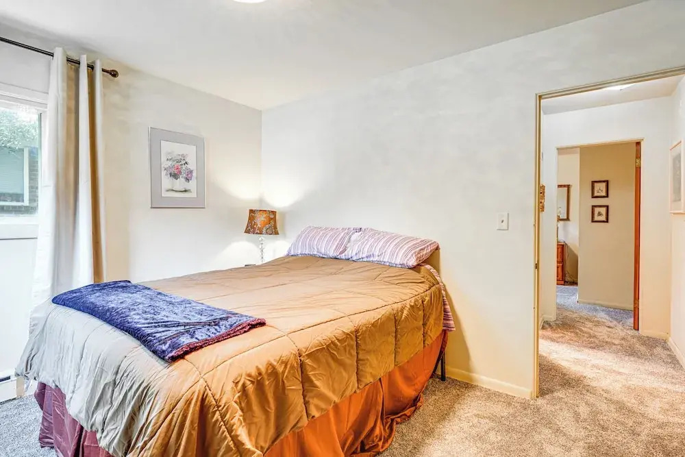 3 Mi to Michigan State: Apt w/ Patio in Lansing!