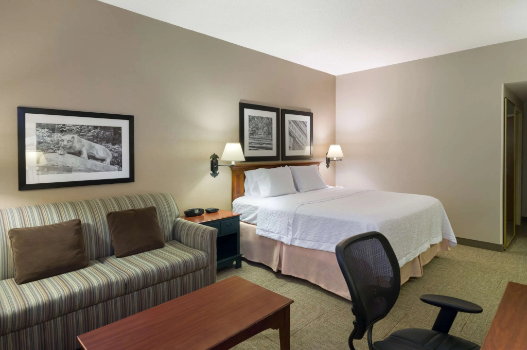 Hampton Inn & Suites State College at Williamsburg Square