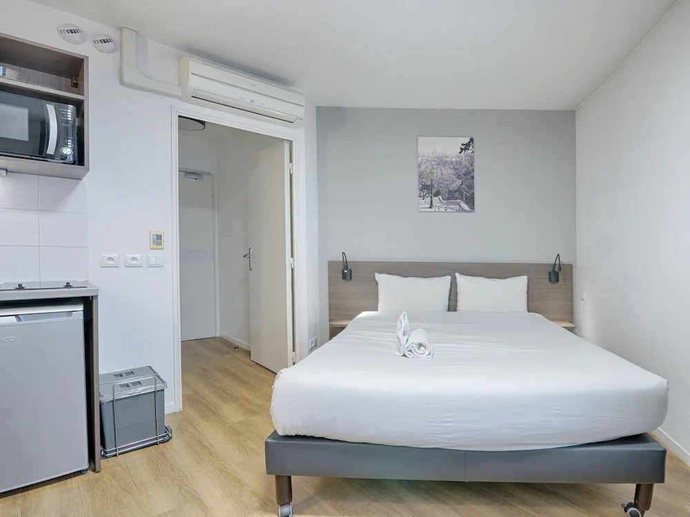 Riverside Couples Stay Near Paris