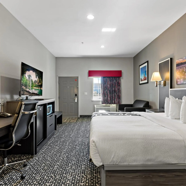 Paris Inn & Suites