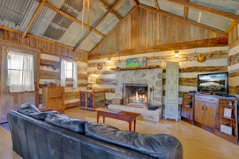 New! Gorgeous Hill Country Cabin Just Minutes From Main St!