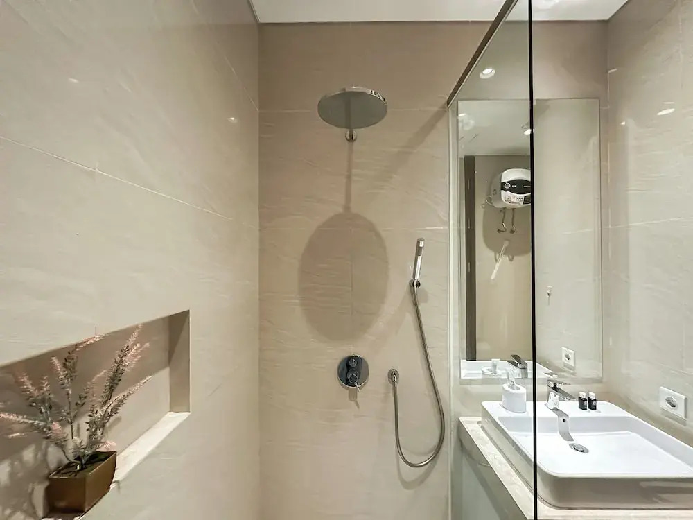 Tranquil And Modern Haven 2Br At The Rosebay Apartment