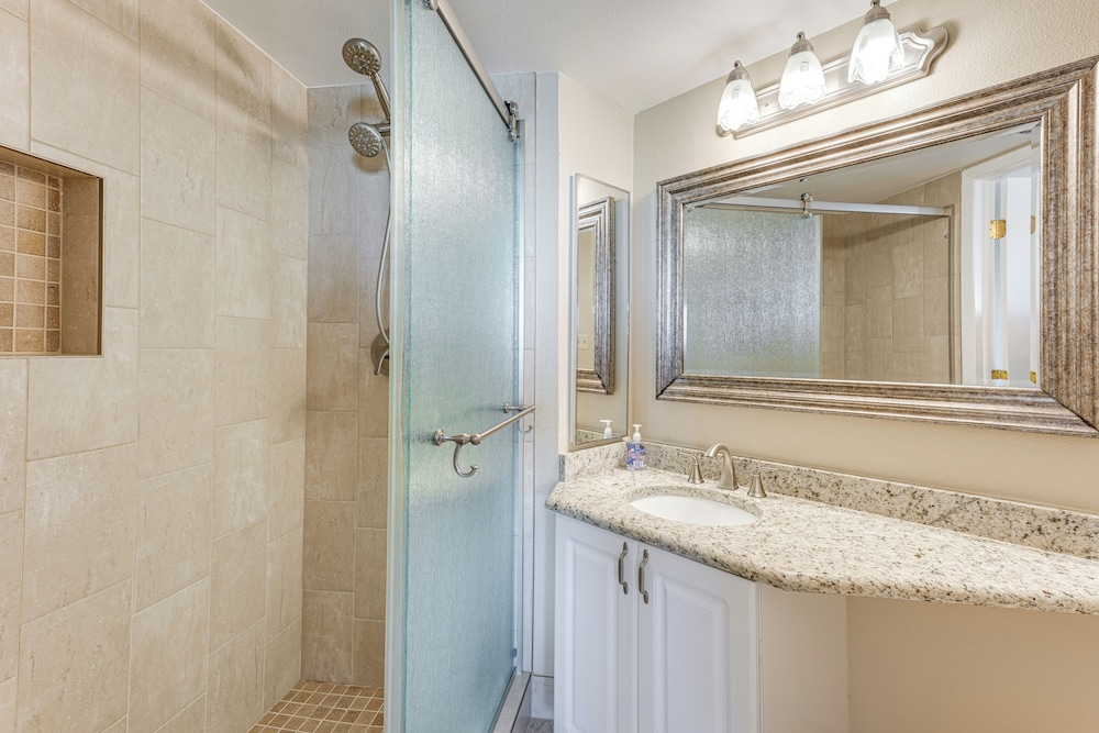 Walk to Sand Key! 11th-floor Clearwater Beach Gem