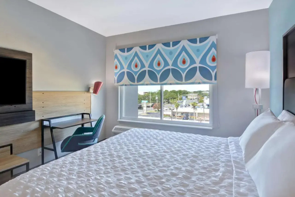 Hole Inn the Wall Hotel - Sunset Plaza - Fort Walton Beach