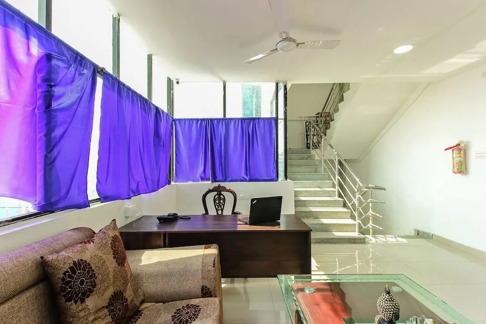 OYO 24993 Royal Inn Hotel