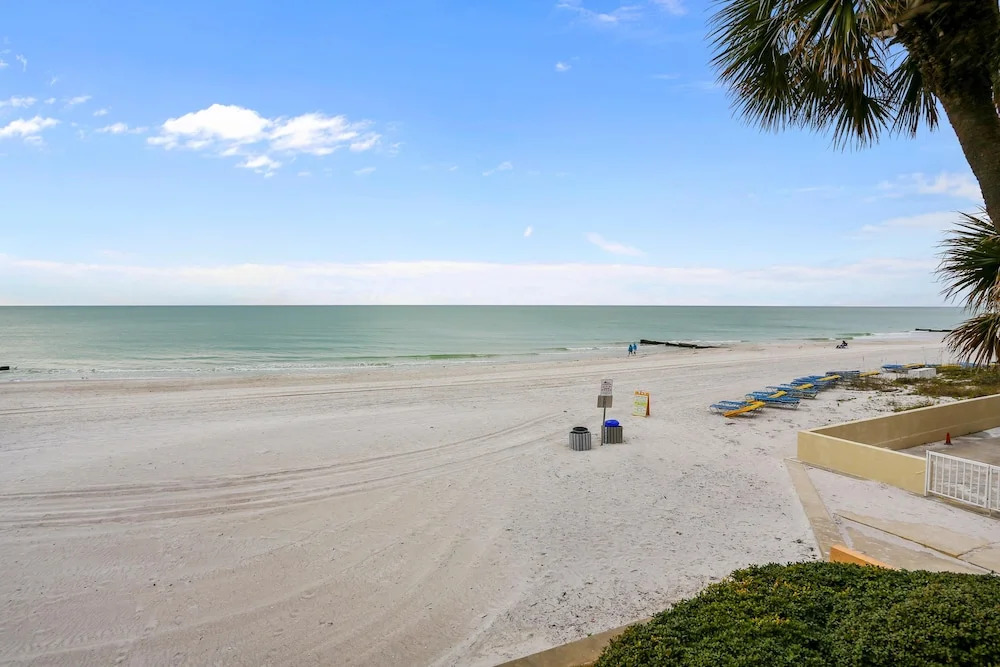 Trillium 1C Beach Front Condo With Private Balcony/updated/pool
