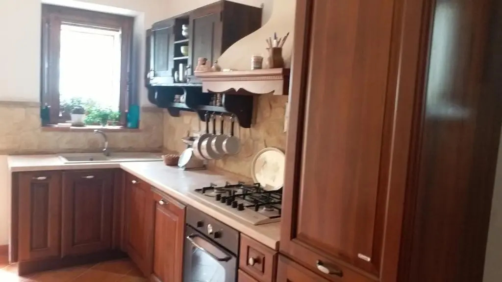 Logement avec parking et terrasse devant la maison, très jolie vue
