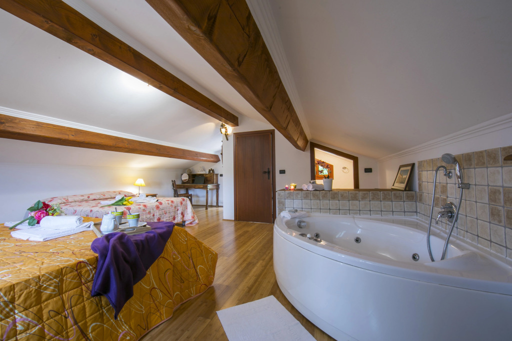 Villa Monte Enrico - With Pool & Jacuzzi - Happy Rentals