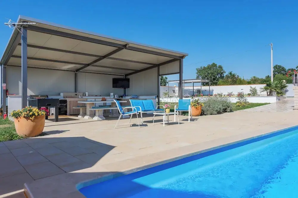 Family home with hydromassage pool & fun activities