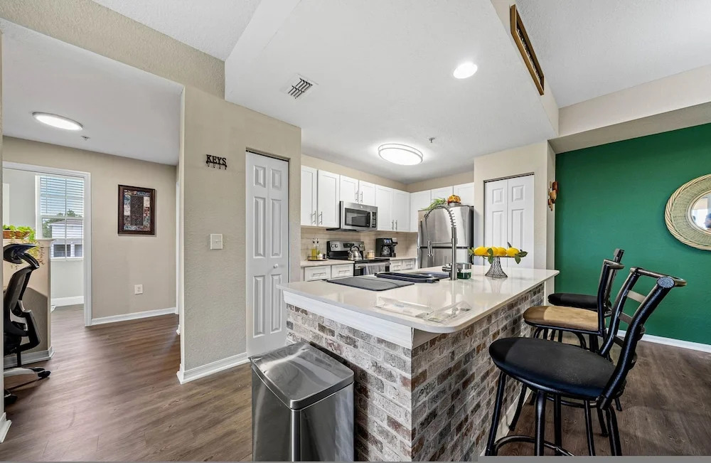 Spacious 3BR 2BA w Pool Gym Near Airport 4