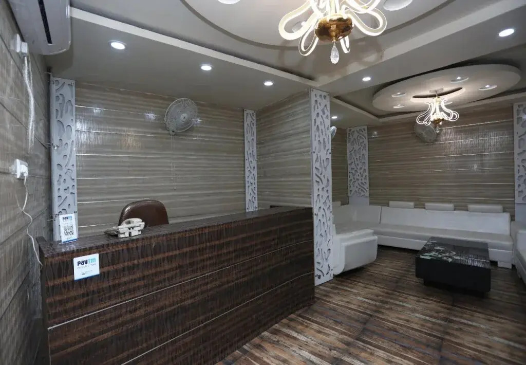 Hotel Crown Plaza By OYO Rooms