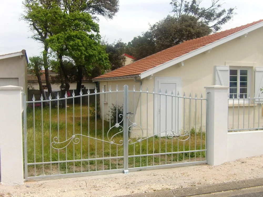 House With 2 Bedrooms in Soulac-sur-mer, With Enclosed Garden