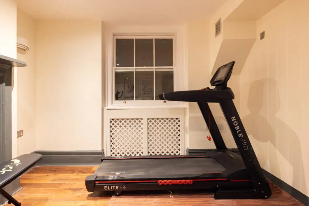The Heart of Angel - Bright 2BDR House with Terrace, Gym & Cinema