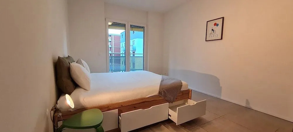 "central Brand New Apartment With Private Parking"