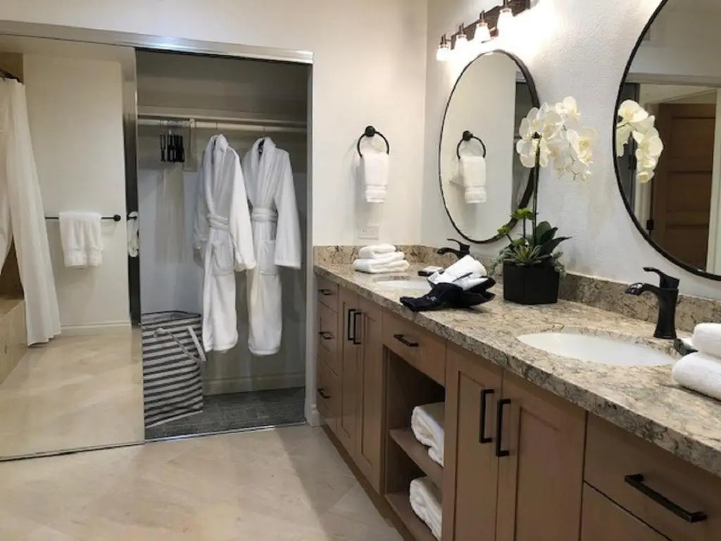 Palm Valley Full Access to Golf, Tennis, and Pickle Ball- Luxury 3 King Beds 3 Full Baths