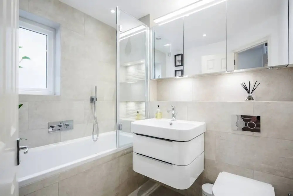 Light 2 Bedroom Flat With Roof Terrace