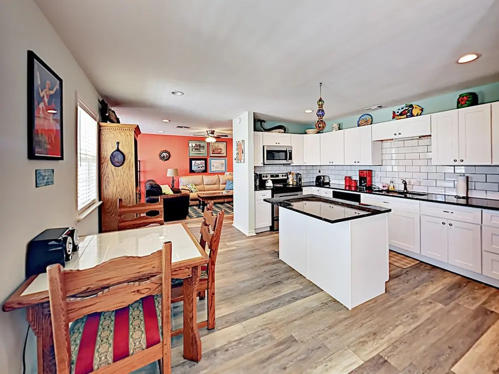 1313 S Magnolia St Home - 3 Br home by RedAwning