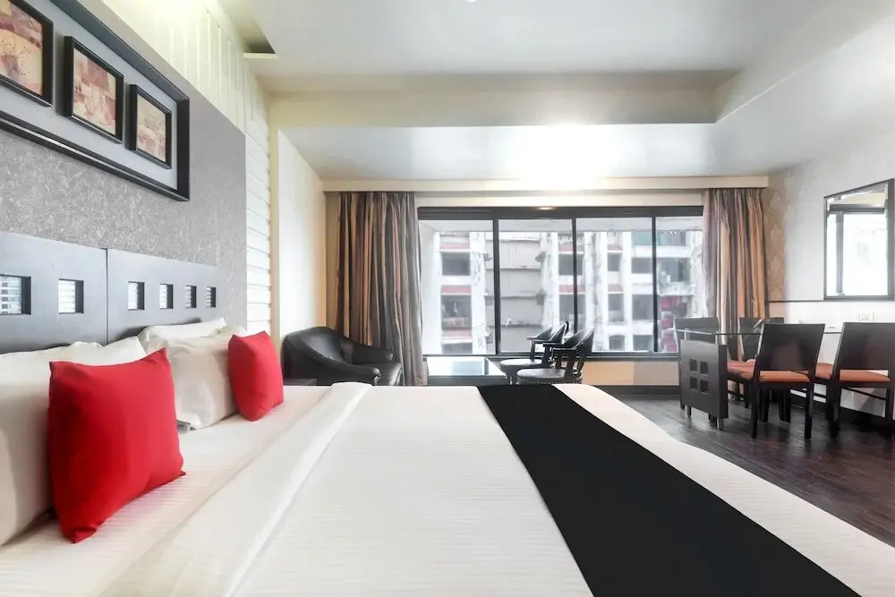 Savoy Suites by OYO Rooms