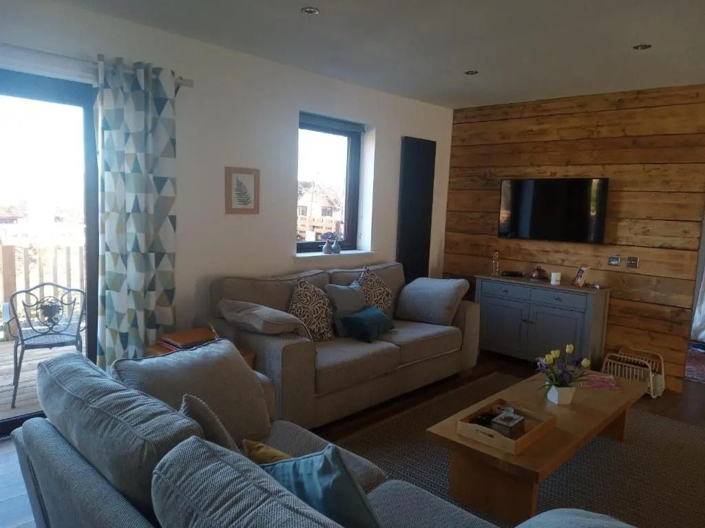 2 Bed Cottage Sleeps 4 -Private Garden -Pets Okay