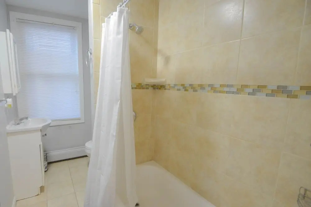 Lovely 3-Bedroom Apt with free parking