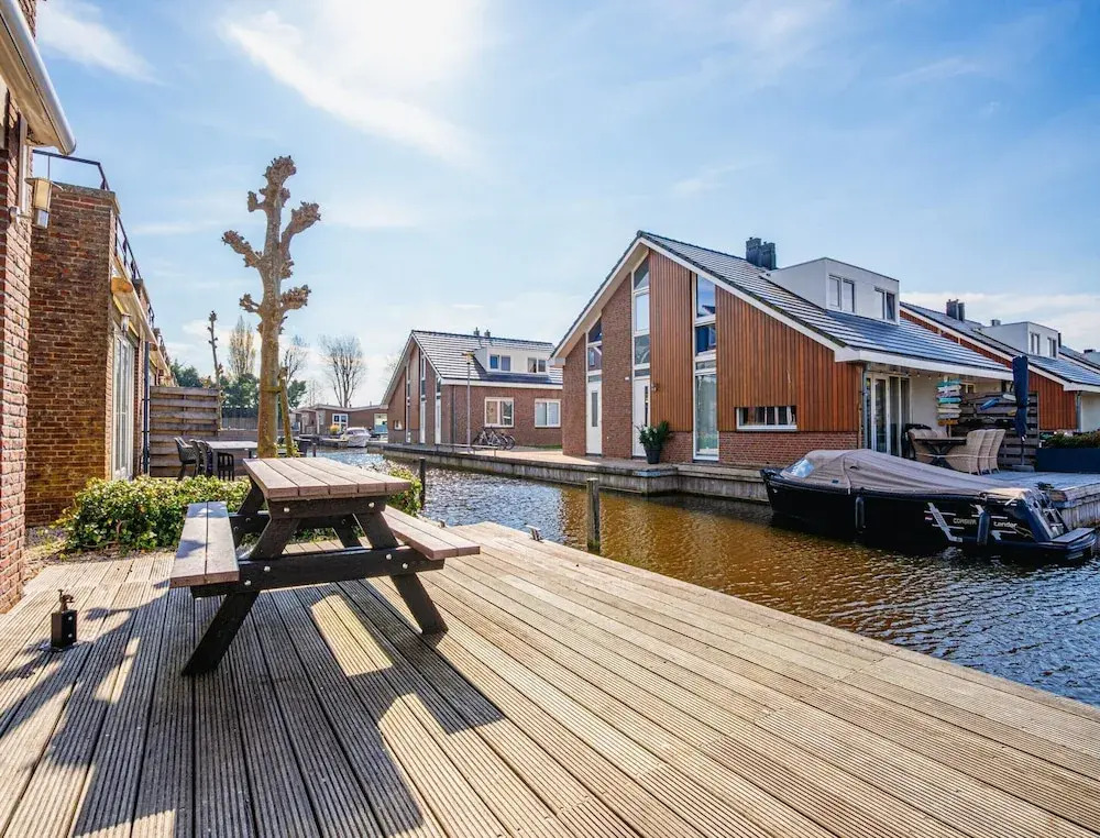 Waterside Escape With Easy Access