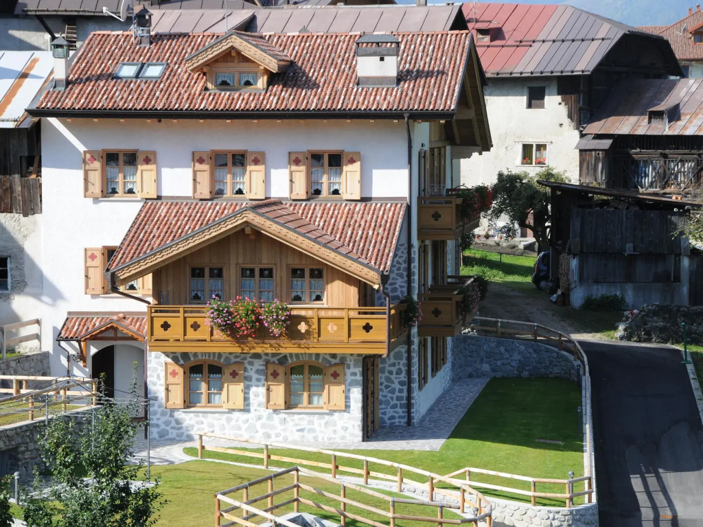 Hilltop apartment in Commezzadura with garden