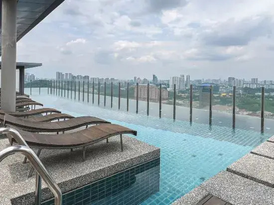 Relax in a Modern Studio w City View + Pool Access