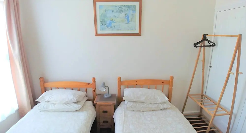 3-bed House With Superfast Wi-fi, DW Lettings 15vr