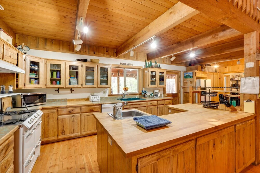 Pet-friendly House w/ Deck: Near Crater Lake!