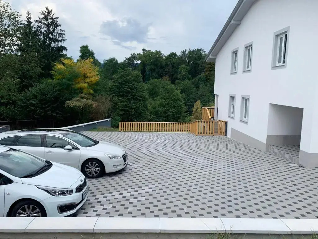 NUMBER 10 Apartments