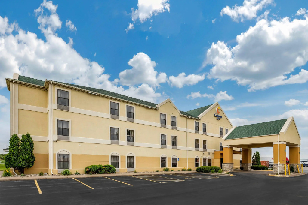 Comfort Inn Walcott near Davenport