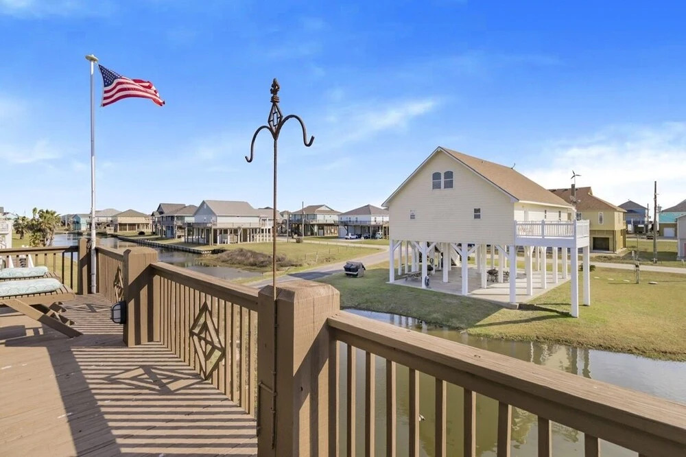 Surf & Seahorse 4 Bedroom Home by RedAwning