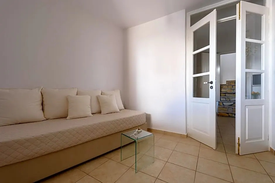 Red Cliff Villa 2bedroom villa with caldera view and plunge pool