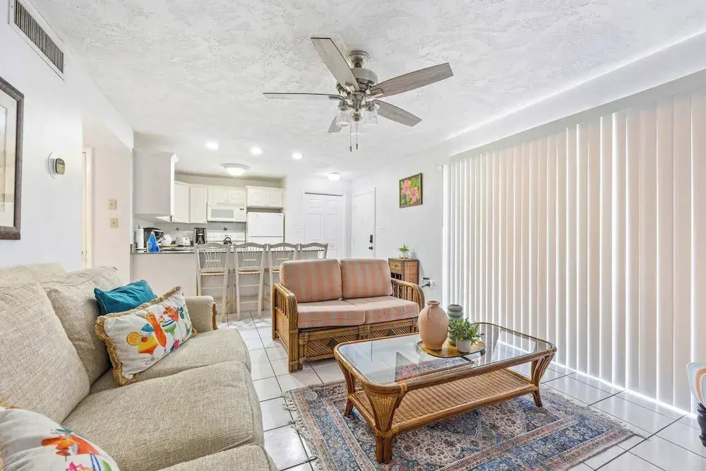 The Diplomat- 2 Bed Condo-3 Minute Walk to Beach!