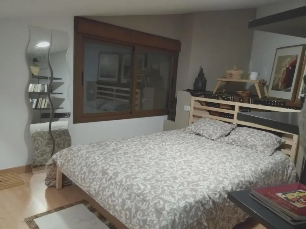 Studio in Madrid, With Shared Pool, Enclosed Garden and Wifi